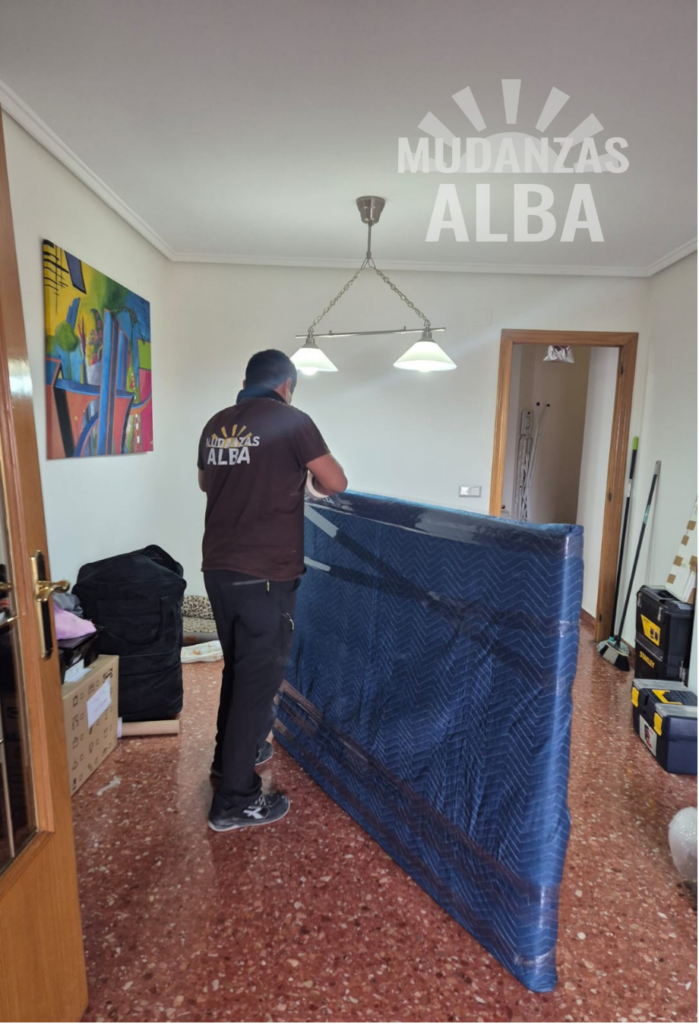 Mudanzas Alba ofrece servicios de embalaje para mudanzas en Valencia, asegurando que tus pertenencias lleguen a su destino de forma segura y protegida. ¡Contáctanos para más detalles!