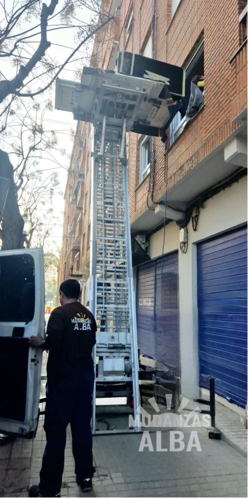 Mudanzas Alba ofrece servicio de elevador para mudanzas en Valencia, ideal para traslados en pisos altos o accesos complicados. ¡Rápido, seguro y sin esfuerzo!